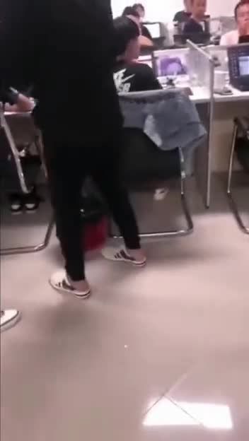 东南亚缅甸缅北园区电诈人员偷钱被管理员棍棒教训视频