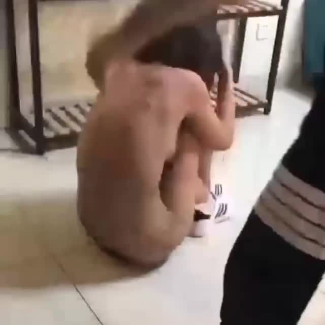 不听话的少女被骗到缅甸缅北园区强行扒光衣服电棒威胁殴打视频