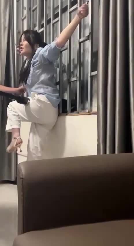 缅甸缅北园区女孩被拷在铁窗上被电棒电的嗷嗷大叫视频