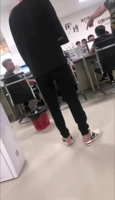 缅甸缅北园区真实内部揭秘男猪仔日常被虐视频