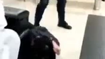 人间地狱缅甸缅北园区的武装人员棍棒施暴男猪仔视频