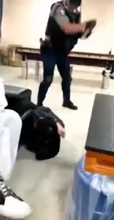 人间地狱缅甸缅北园区的武装人员棍棒施暴男猪仔视频