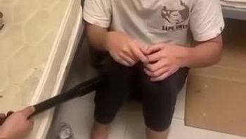 湖南一名青少年被缅甸缅北高薪利诱在园区被无情电击视频