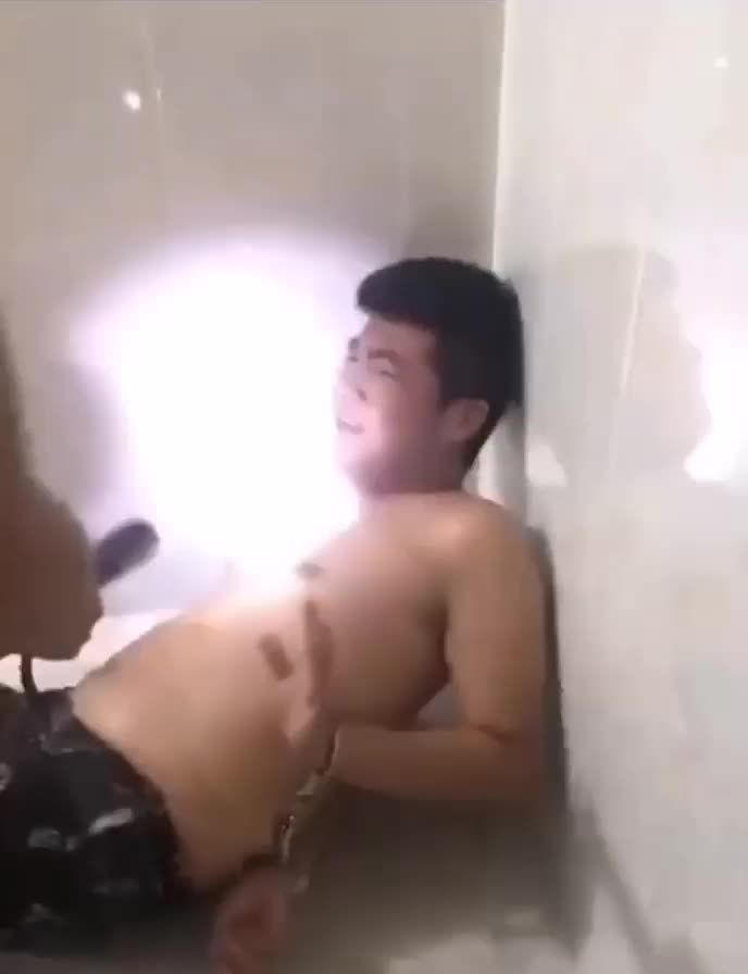 在缅甸缅北园区完不成业绩的狗推男被电击视频