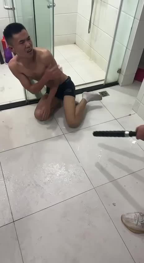 缅甸缅北电击园区男猪仔视频不停向大哥求饶别这样