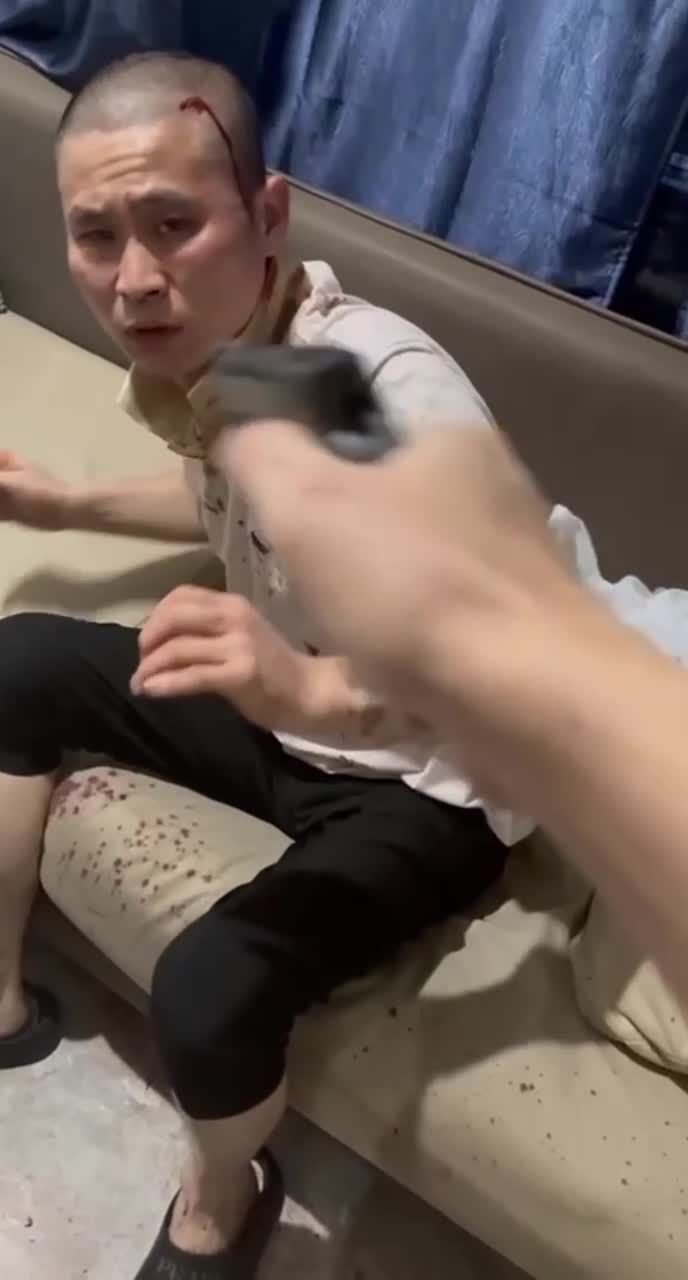 缅甸缅北园区男狗推被自己人殴打爆头血腥视频