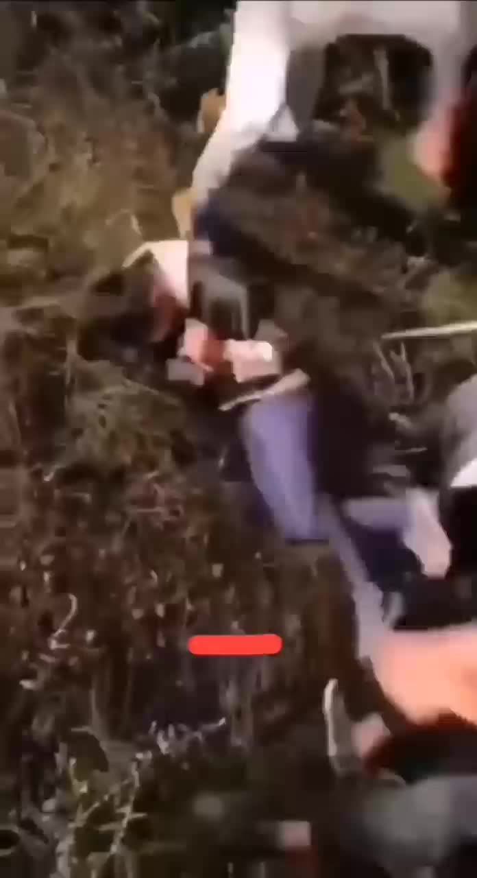 缅甸缅北电诈园区少男逃跑半夜在户外深夜被抓钢棍爆打视频