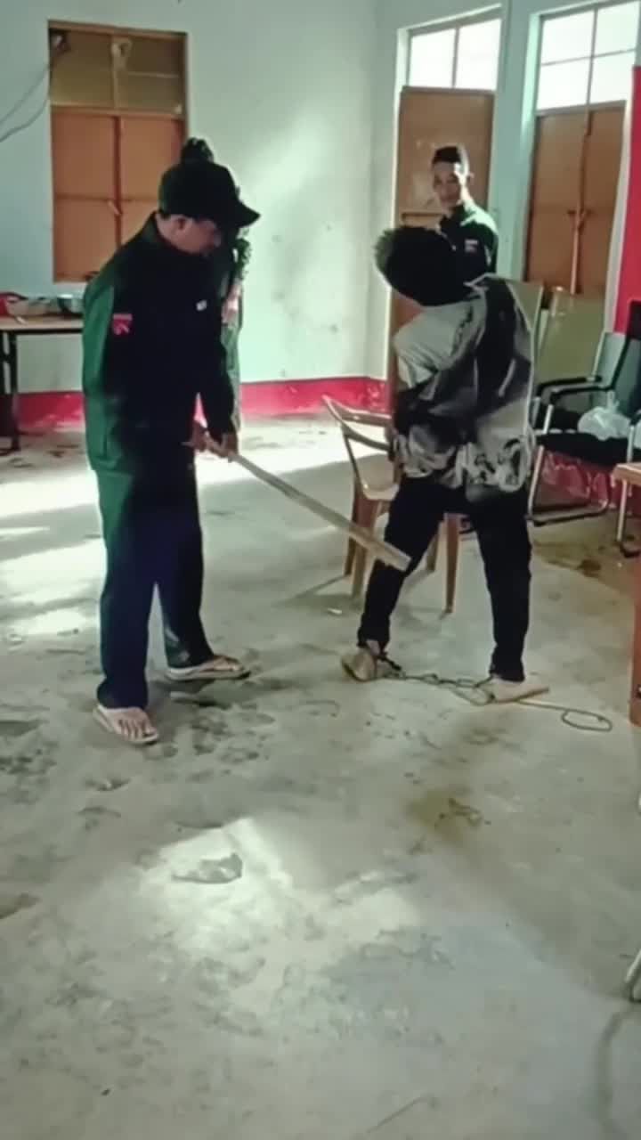 缅甸缅北园区猪仔逃跑被武装抓回来把脚锁起来暴打视频