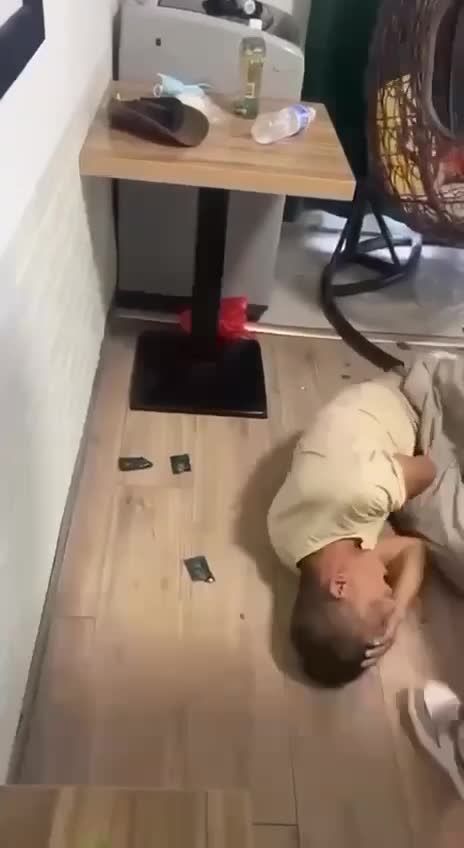 男猪仔在缅甸缅北园区没有业绩毒打就是家常便饭视频