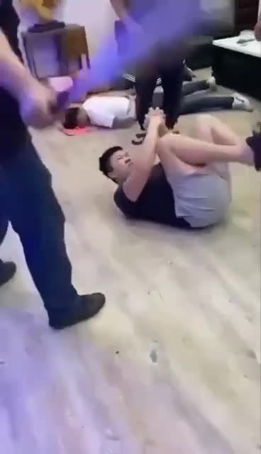 在缅甸缅北园区男猪仔跑路不成功被抓回来后果视频