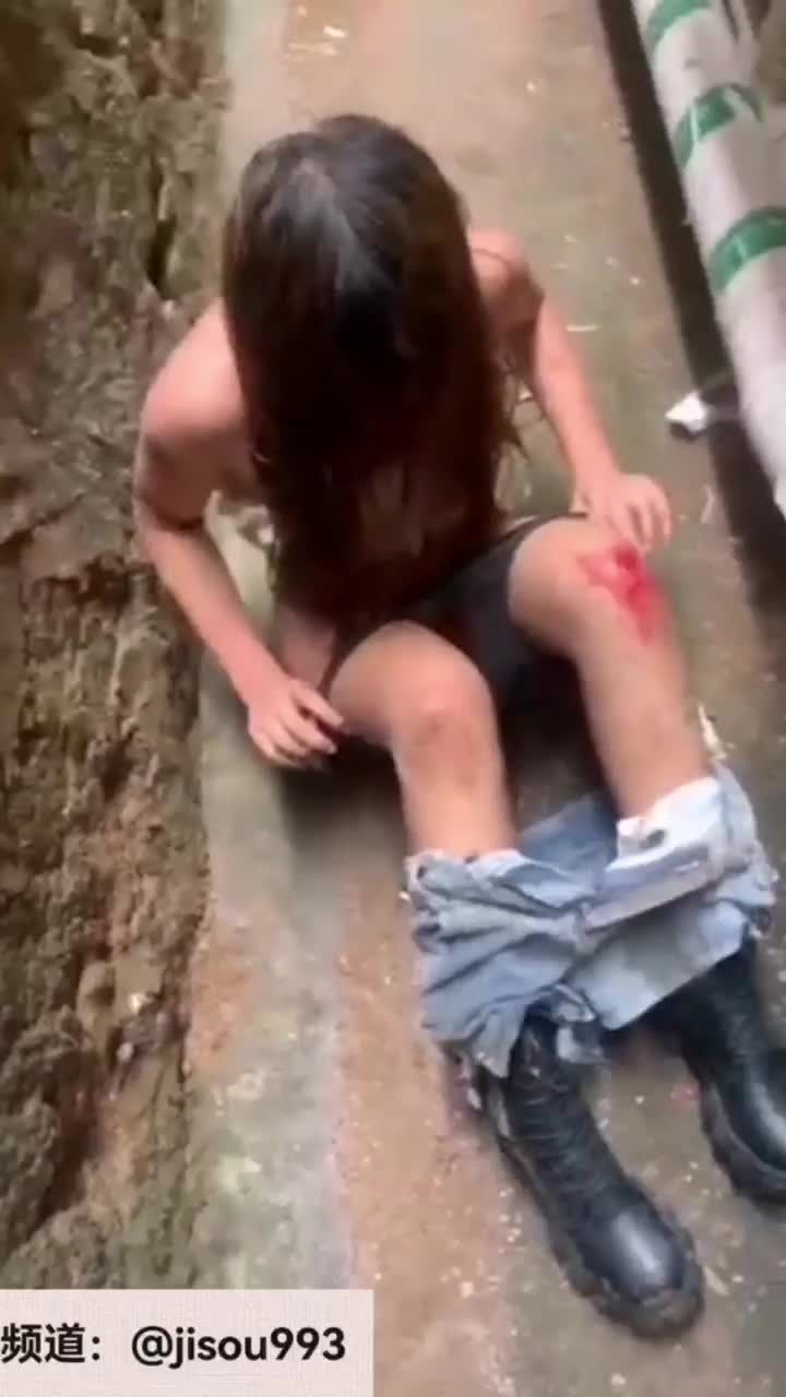 在缅甸缅北园区没业绩的女猪仔被主管领出去拿木棍捅逼视频