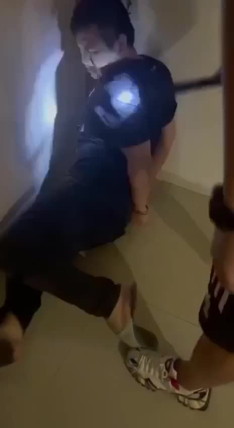 冒蓝光的加特林电击缅甸缅北园区男猪仔视频