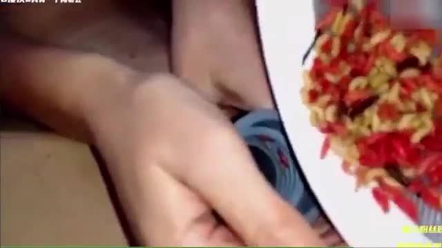 国外一名老妇女为了寻求刺激用辣椒碎片灌入阴穴视频