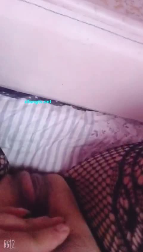 骚包孕妇穿着黑色渔网丝袜骚气的扭捏双腿卖骚自拍视频