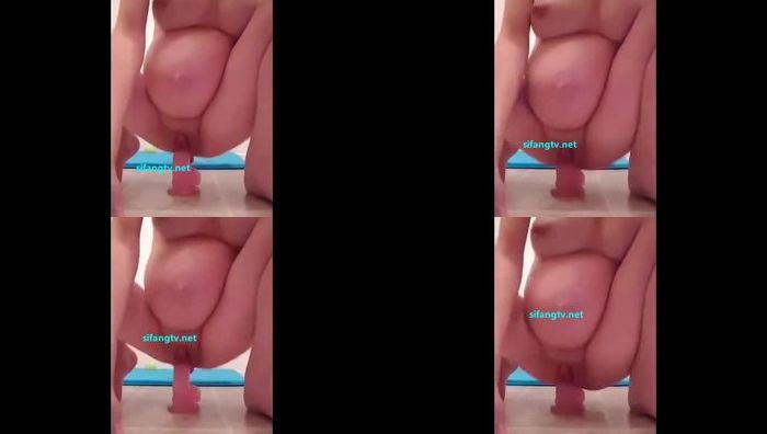 发骚孕妇挺着大肚子在卫生间没操假鸡巴自慰视频