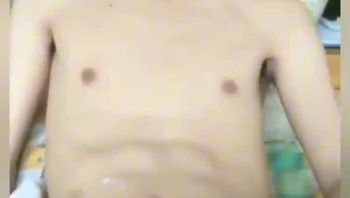 白皙初中生与朋友男同性恋激情玩乐舔脚舔鸡巴深喉吃大肉棒视频