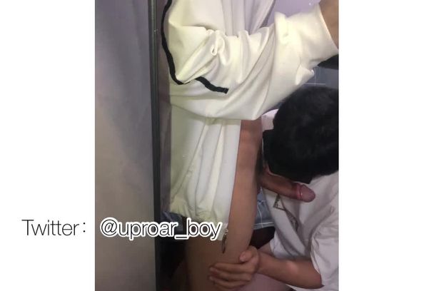 男同兄弟发现我是Gay-在卧室疯狂猛舔鸡巴视频这骚受受舔屌技术太销魂了