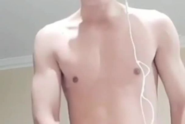 帅气肌肉初中男生网聊基佬骚受现场视频撸着漂亮鸡鸡给骚0看