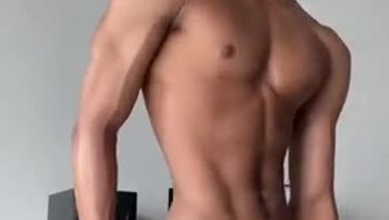 黑皮肌肉男男同志前凸后翘大翘臀骚浪自慰脱光打飞机看到都流口水gv视频