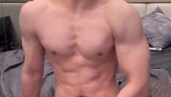 大胸肌肌肉男gay居家骚浪自慰疯狂撸鸡巴一个家都走完了骚气爆棚视频