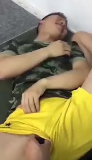 休息日兵哥哥在宿舍里被两男同志战友调教撸屌打飞机喷射精液视频