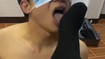 大学生男同志在出租房里被基友舔袜子舔脚不断的用语言羞辱调教视频