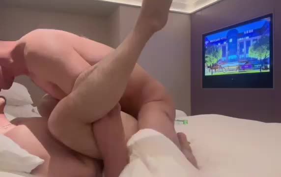 ktv男模男同志酒后被客人带到精品酒店强行开苞破处操屁眼视频