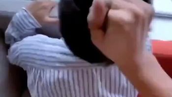 落地窗前男同志用大肉棒后入操基友屁眼操的基友不停的叫爸爸疯狂打桩视频