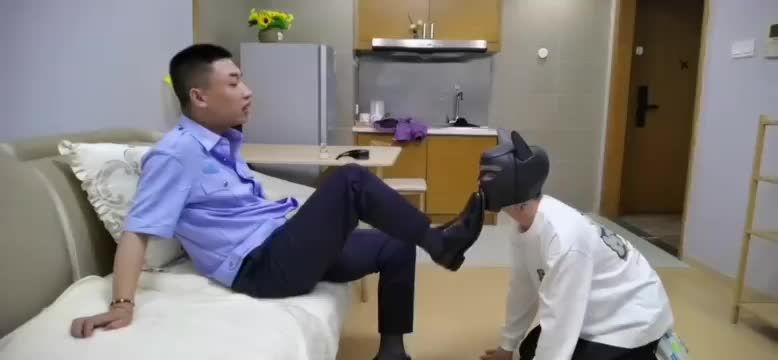 警察小哥哥被男同志勾引穿着警服到公寓里舔屌舔脚调教视频
