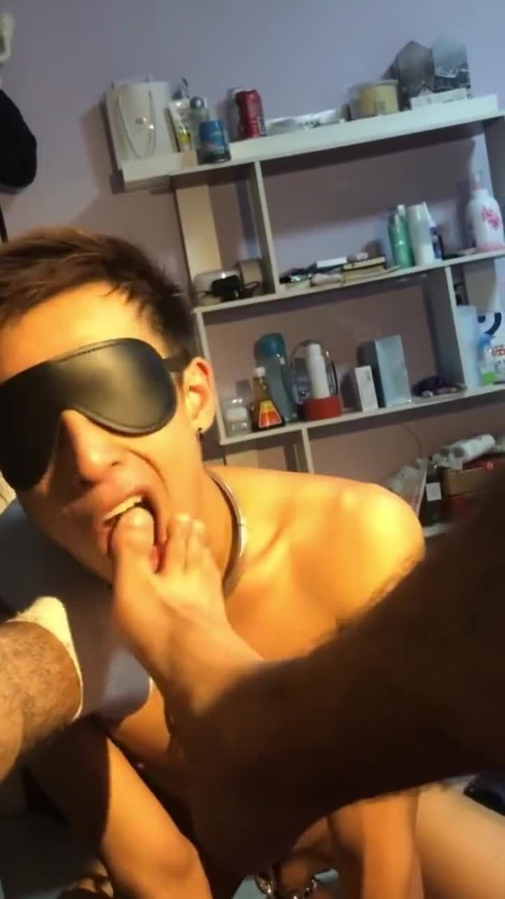 大学生在大学宿舍内调教公狗室友男同志捆绑舔脚舔鸡巴视频