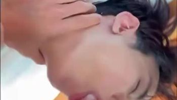 在酒吧里喝嗨了的帅小伙被男同志用大鸡巴狠狠调教疯狂操屁眼视频