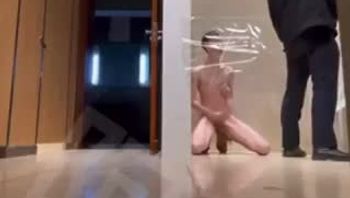 商场厕所内男同志撸鸡巴打飞机勾引大叔为其舔鸡巴舔屌口交视频