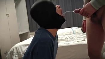 重口男同志给金主舔屌舔鸡巴深喉口交吞精后被金主往嘴巴里灌尿视频