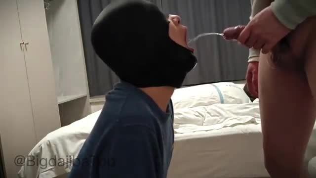 重口男同志给金主舔屌舔鸡巴深喉口交吞精后被金主往嘴巴里灌尿视频