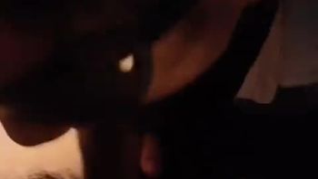 警察小哥哥被推特网红肌肉男男同志勾引穿着警服在车上舔鸡巴口交调教视频