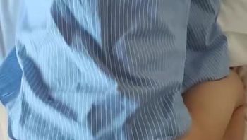 衬衫男同志给同事口交舔鸡巴后被同事大屌后入操屁眼打桩无套内射视频