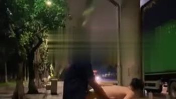 天桥底下两男同志大庭广众之下大屌后入操屁眼打桩遭路人围观拍照视频