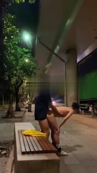 天桥底下两男同志大庭广众之下大屌后入操屁眼打桩遭路人围观拍照视频