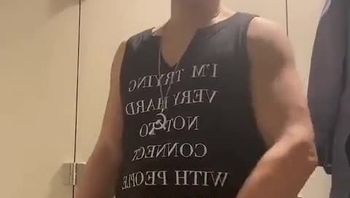 商城保安男同志在商场公共厕所内撸大粗屌撸鸡巴打飞机自慰视频