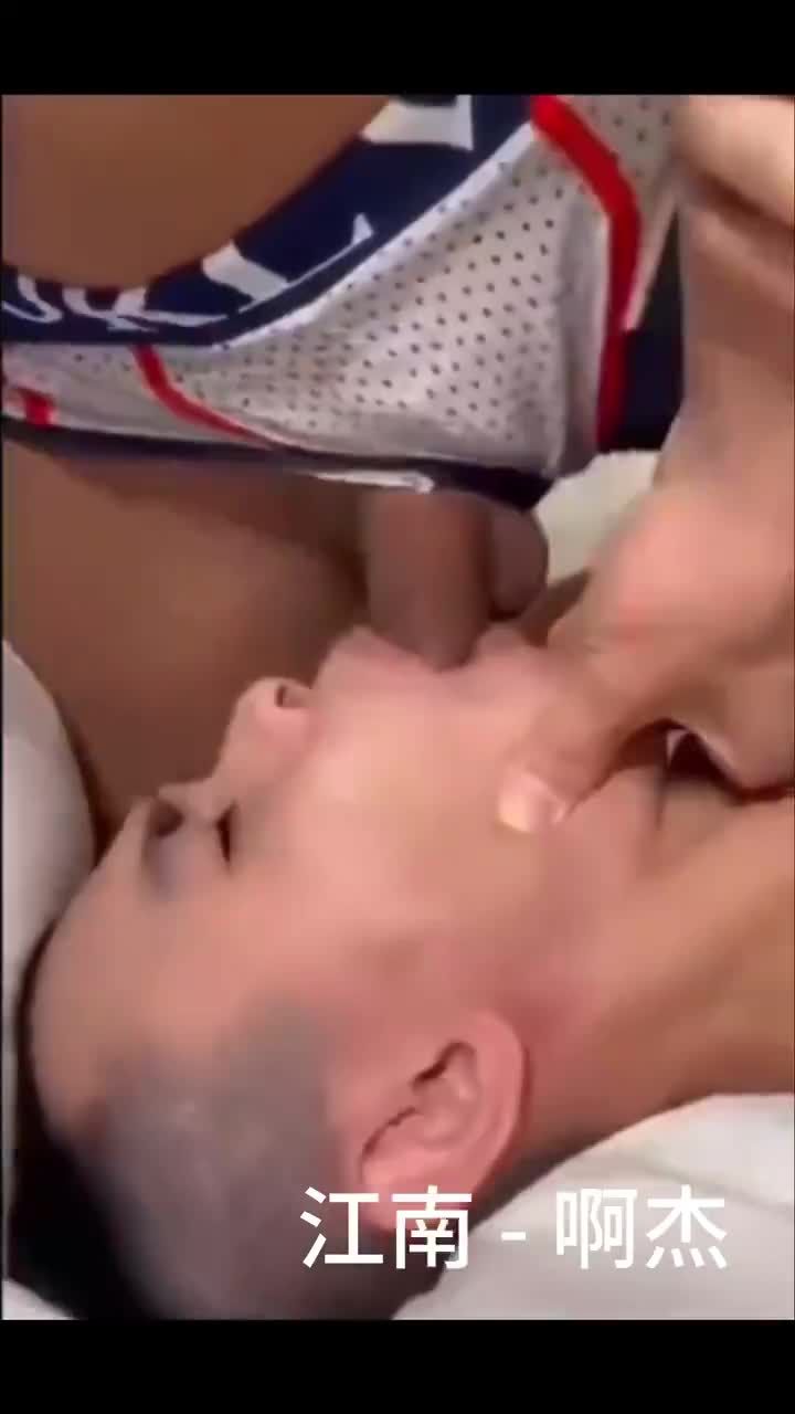 在家自慰打飞机的男同志发现门口有人偷看拉进房间强操屁眼开苞破处视频