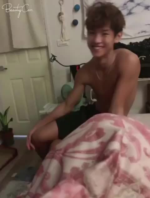 黄毛精神小伙男同志在出租房里约大学生TS伪娘舔屌舔鸡巴口交视频