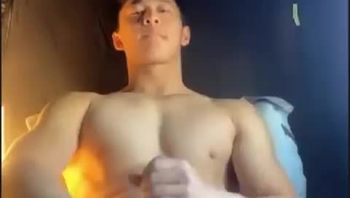 大胸粗壮麒麟臂教练男同志自拍撸屌撸鸡巴打飞机自慰喷出浓精视频