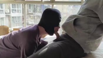 头套男同志在飘窗上舔舐同事的大鸡巴舔屌深喉口交吞精视频