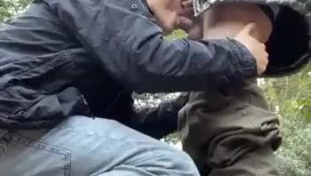 野外小树林男同志舔大鸡巴深喉口交精液全部射进嘴巴里吞精视频