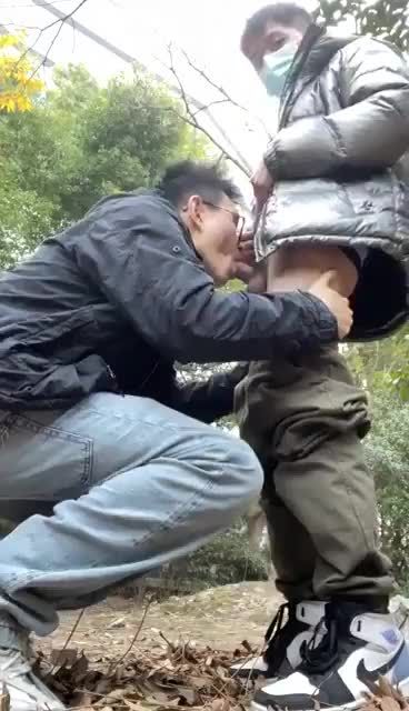 野外小树林男同志舔大鸡巴深喉口交精液全部射进嘴巴里吞精视频