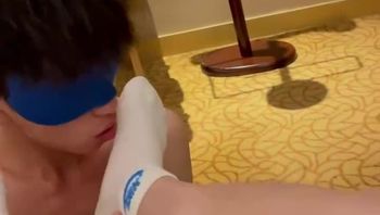 调教喜欢舔臭脚的大学生男同志舔完脚舔鸡巴被大屌爆操视频