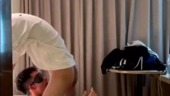 体育生男同志坐在酒店地上不停的给同学舔鸡巴口交抠屁眼视频