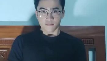 斯文眼睛男同志自拍一柱擎天大鸡巴撸屌撸鸡巴打飞机视频