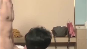 爱吃鸡巴的大学生男同志不停的给基友舔鸡巴深喉口交吞精视频