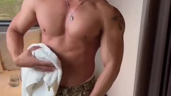 诡计多端的骚狗男同志哄骗外卖小哥进酒店房间里修浴缸视频